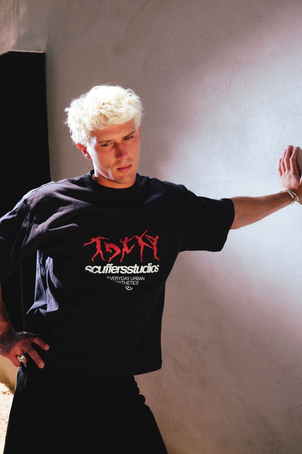 Camiseta oscura bailando