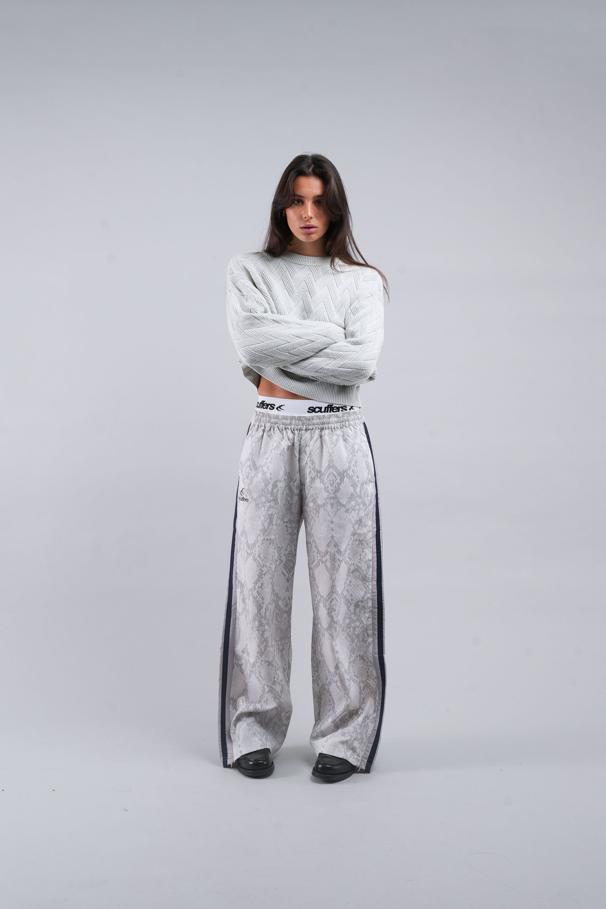 Pantalones técnicos gris claro de serpiente