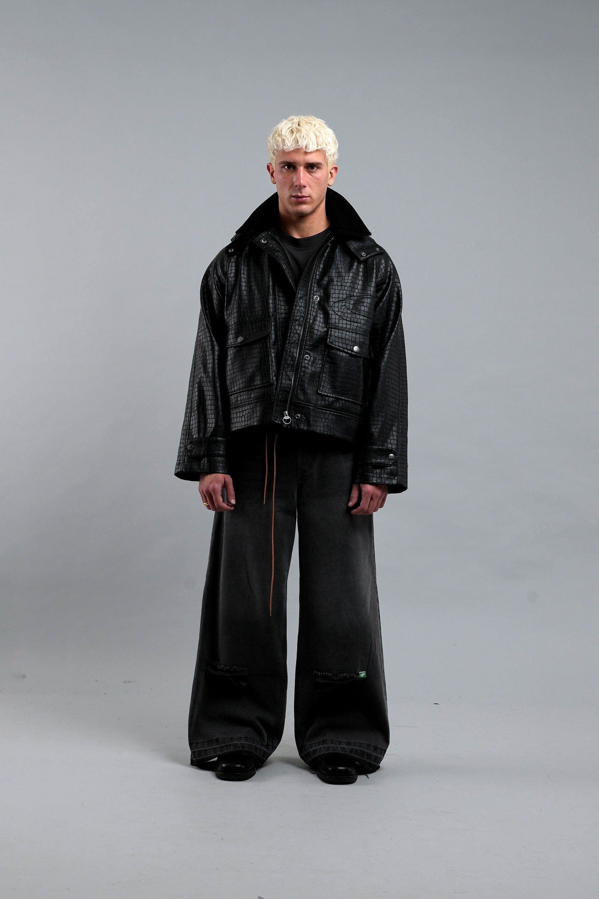 Chaqueta negra de cocodrilo