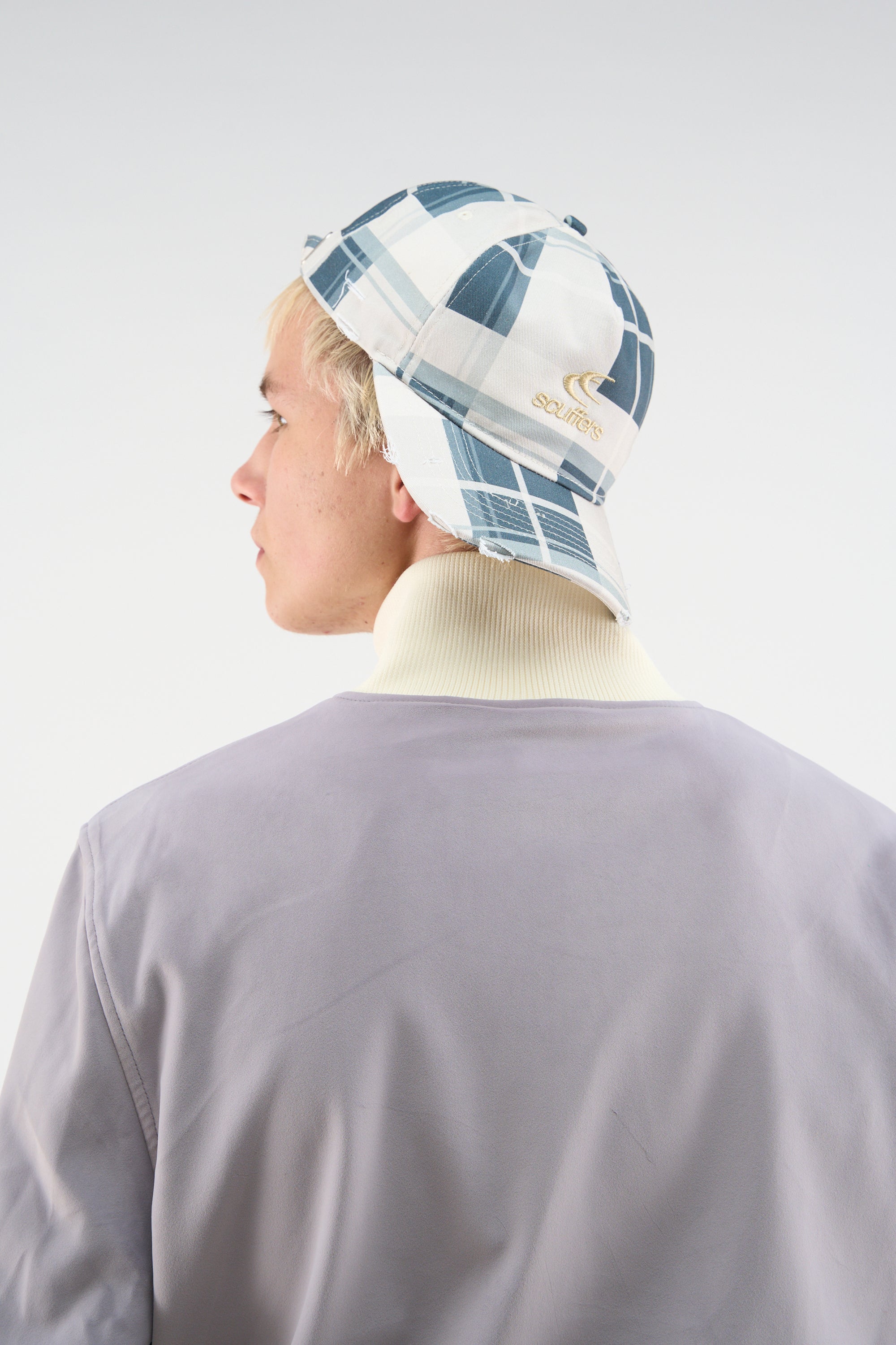 Gorra azul de cuadros