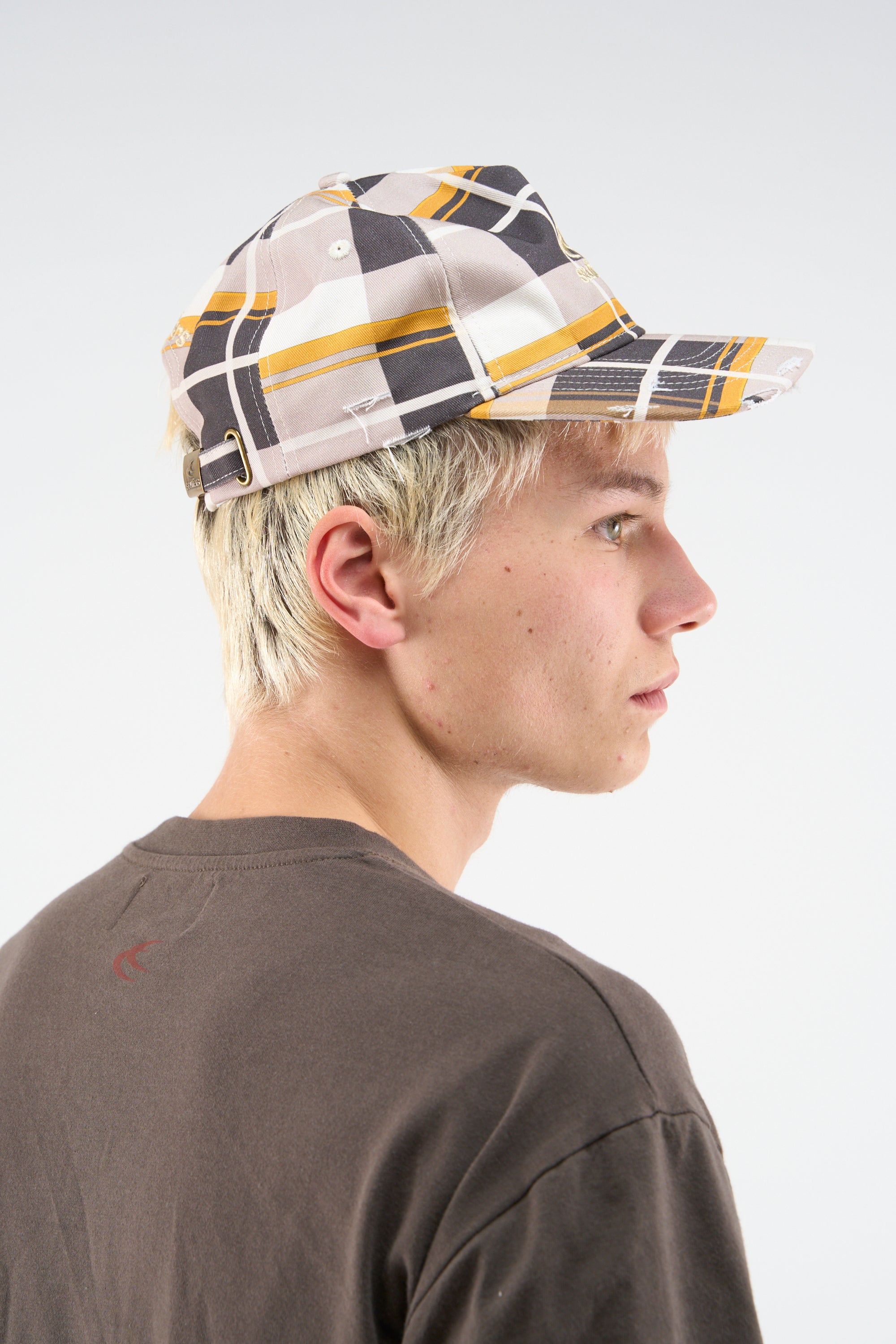 Gorra marrón a cuadros