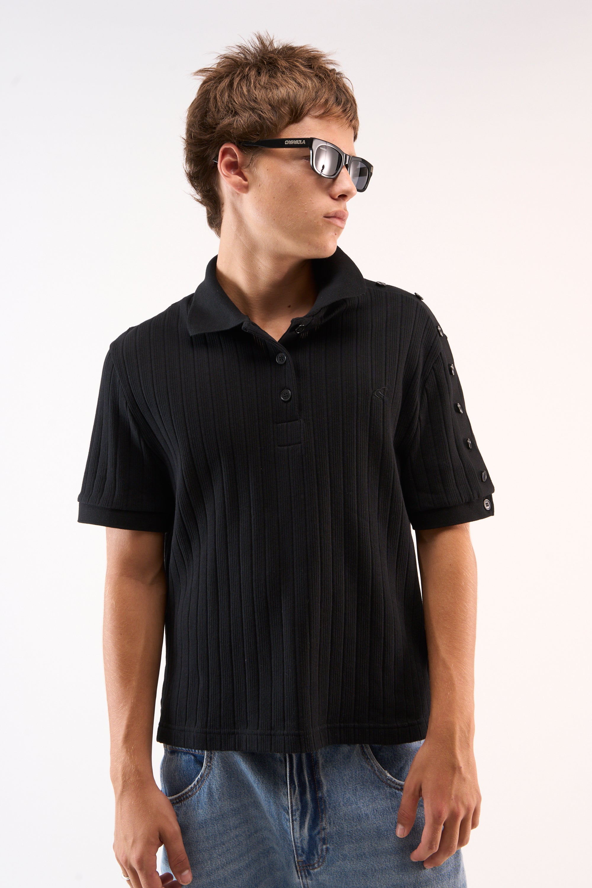 Polo negro con tapeta