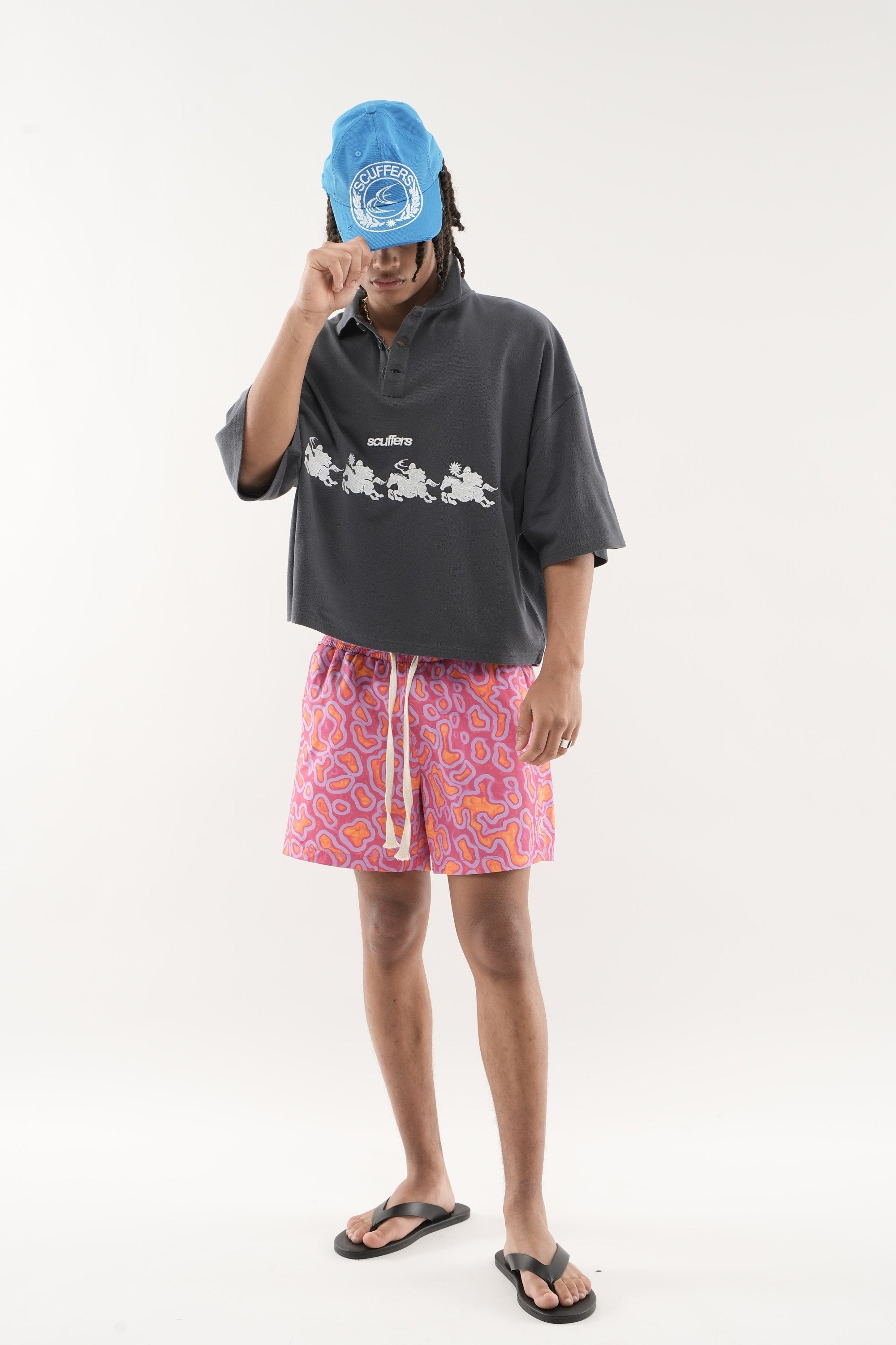 El polo azul marino de la carrera