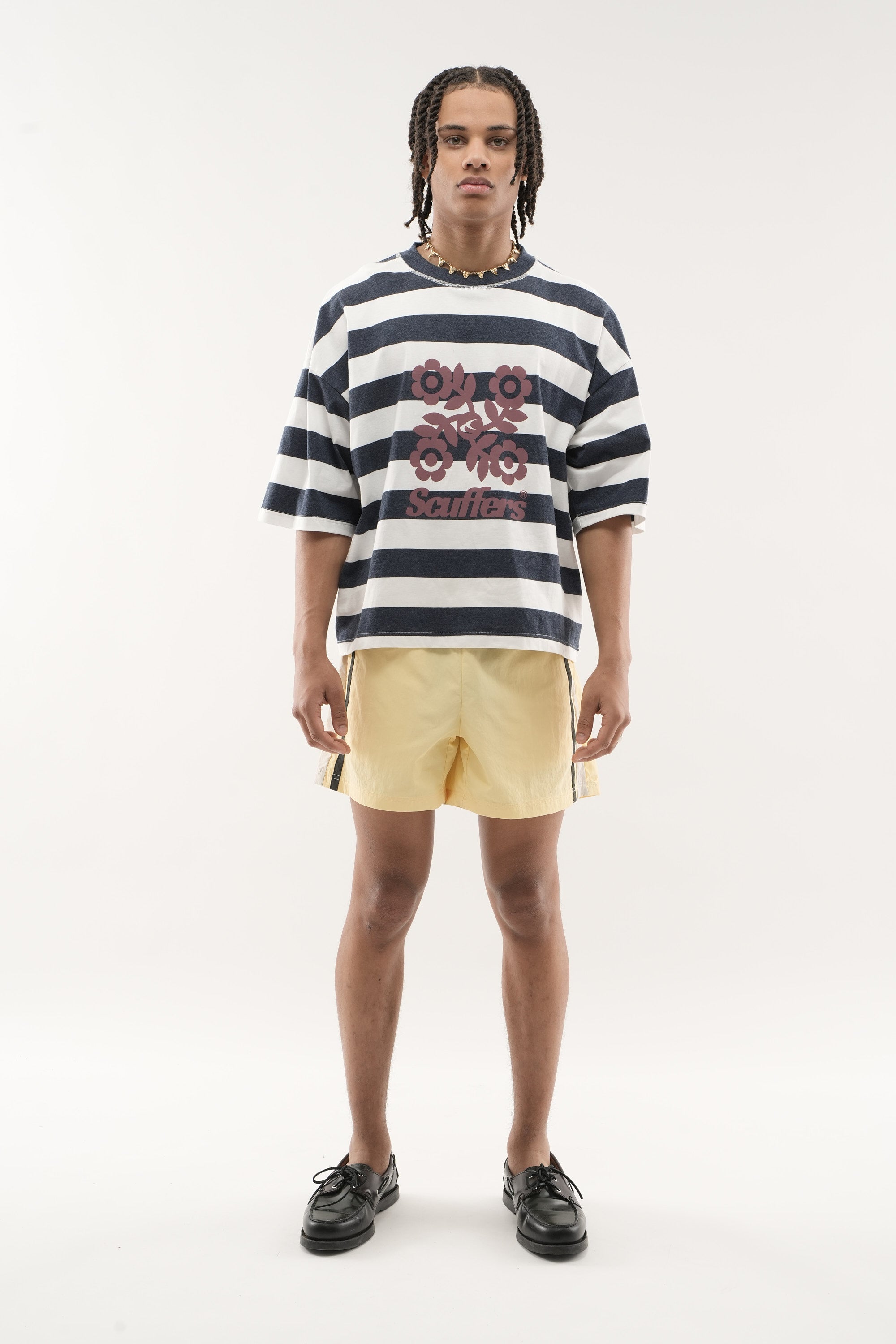 Camiseta azul marino con polen