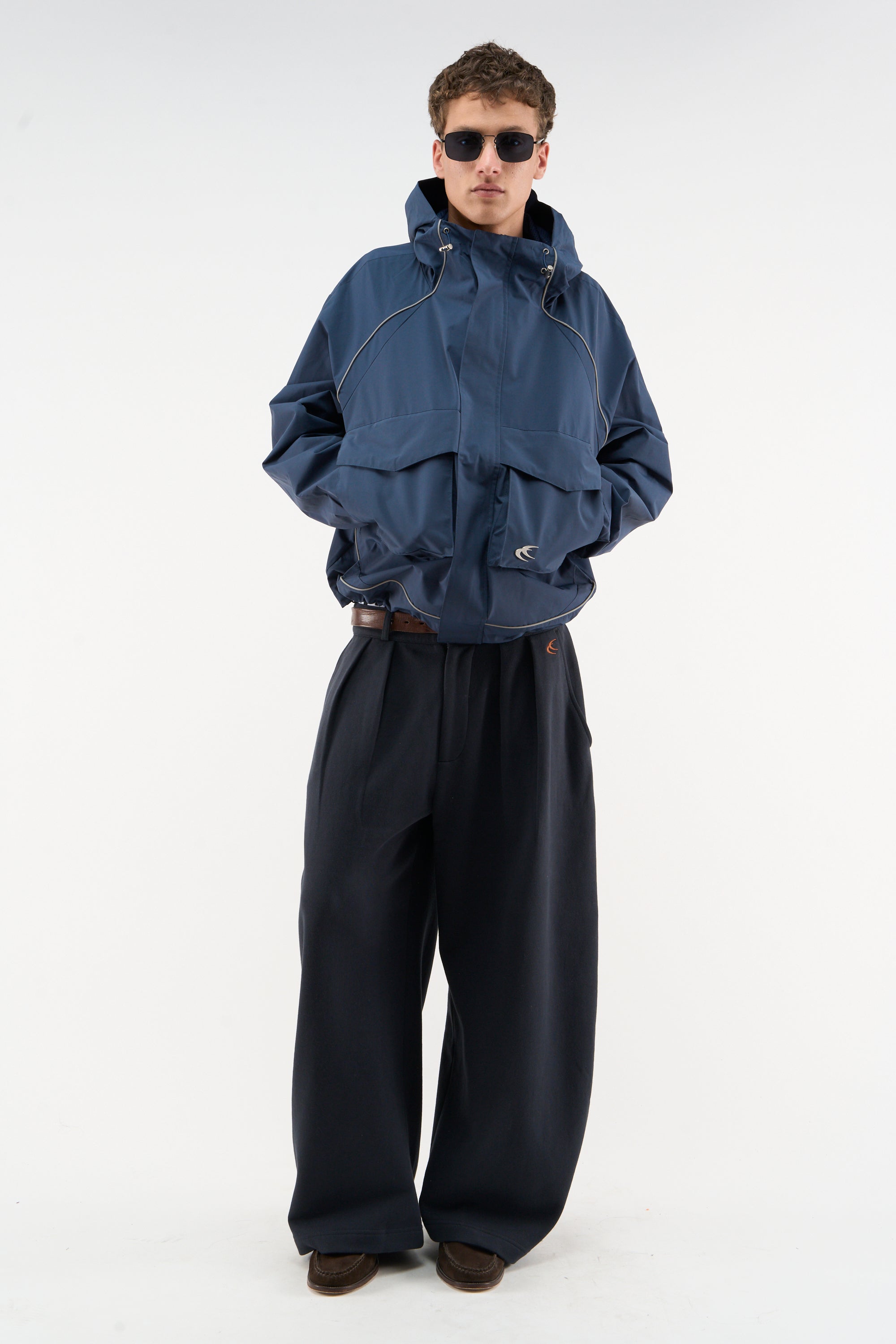 Cortavientos azul marino esencial