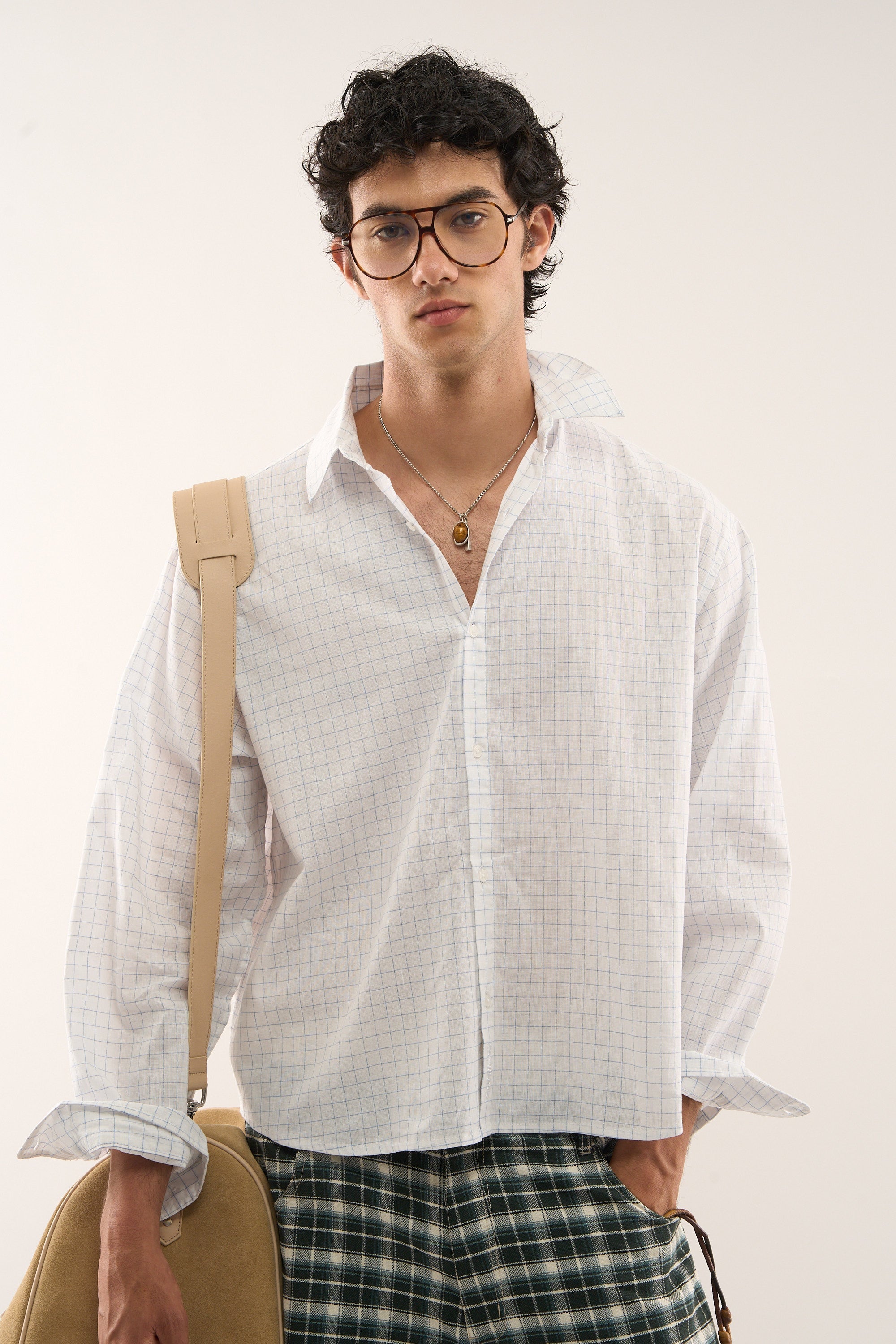 Camisa blanca a cuadros gemelos