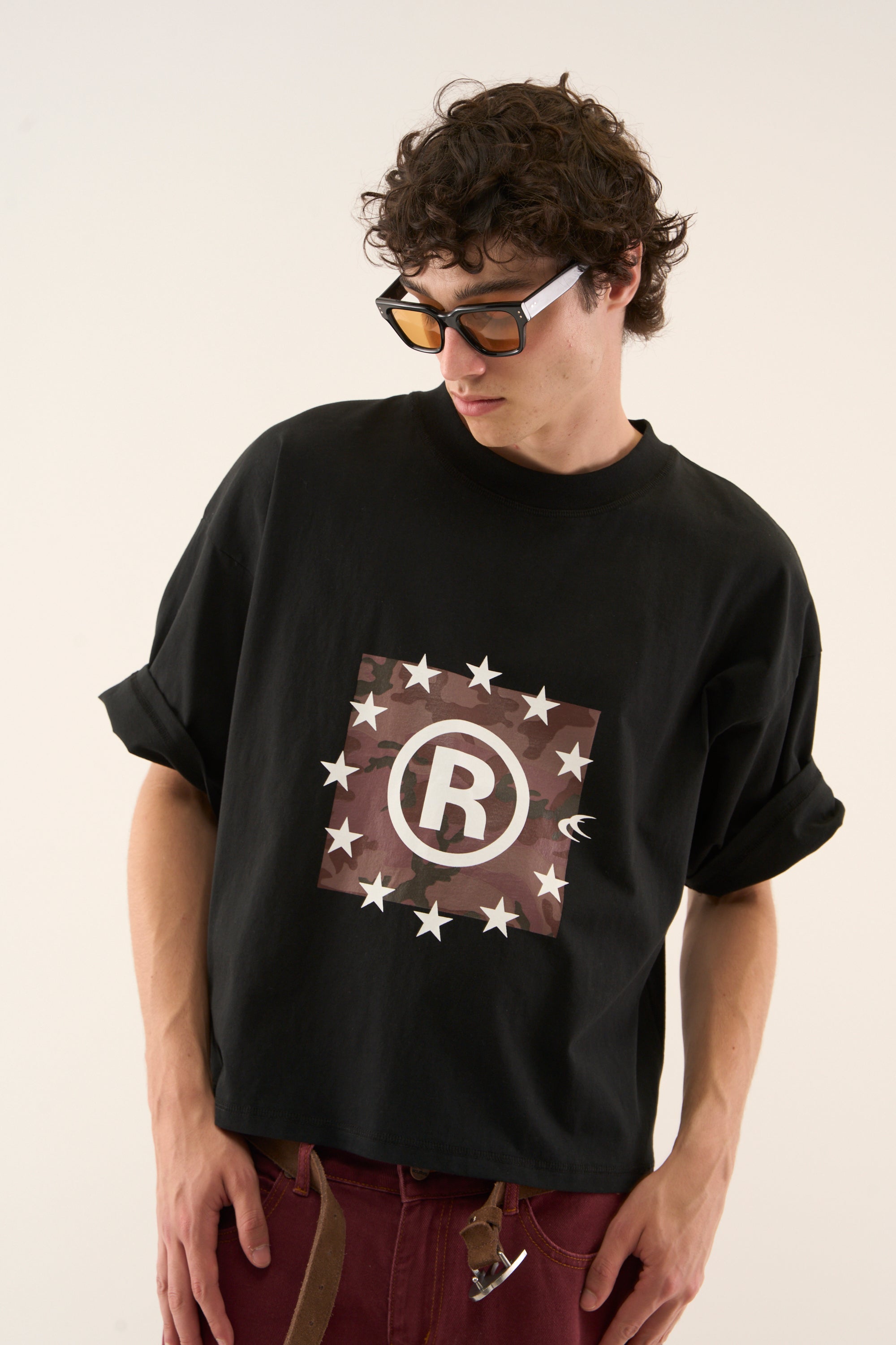 Camiseta negra con derechos de autor