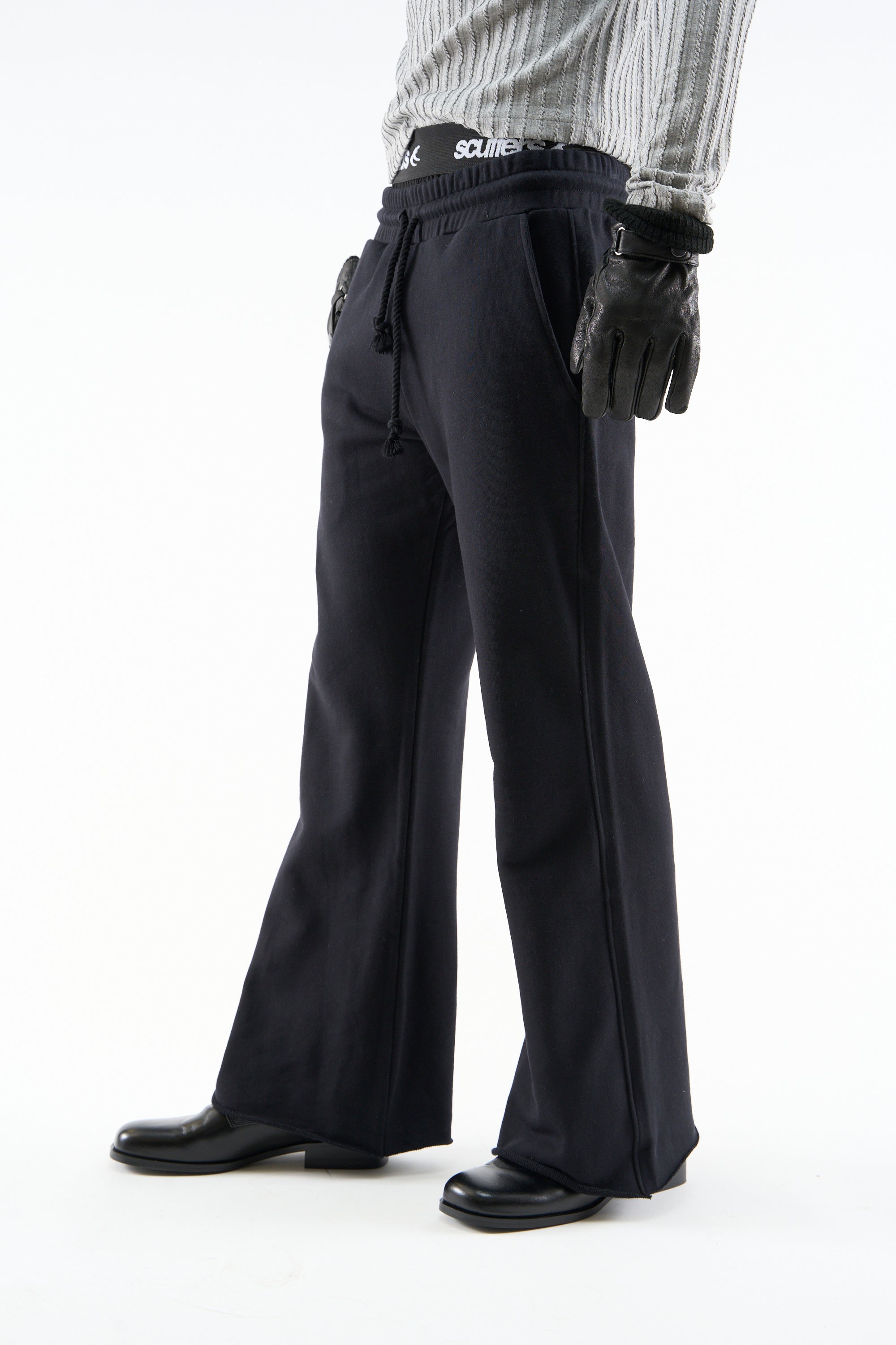 Pantalones deportivos negros acampanados