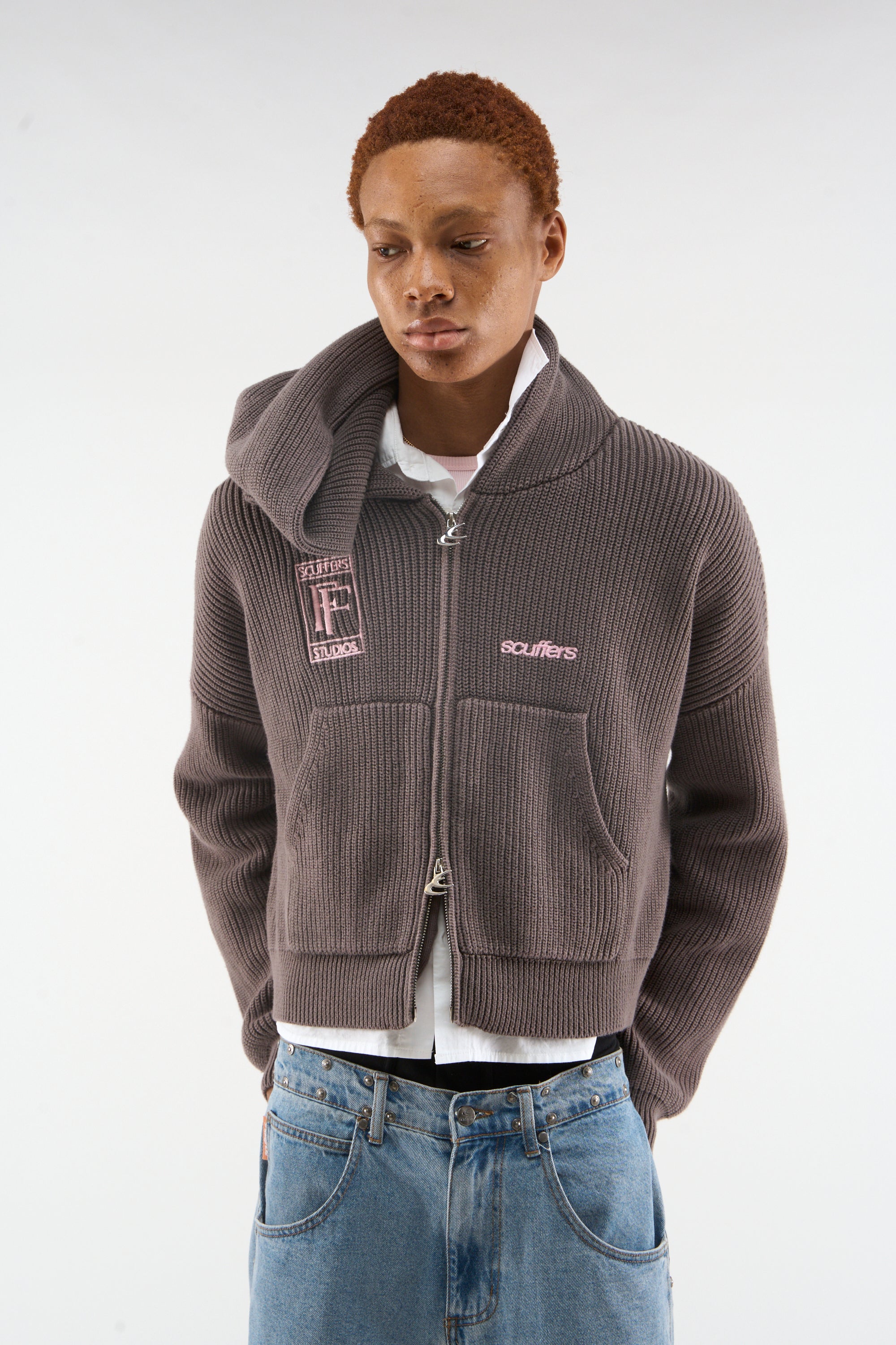 Cremallera de punto marrón señal