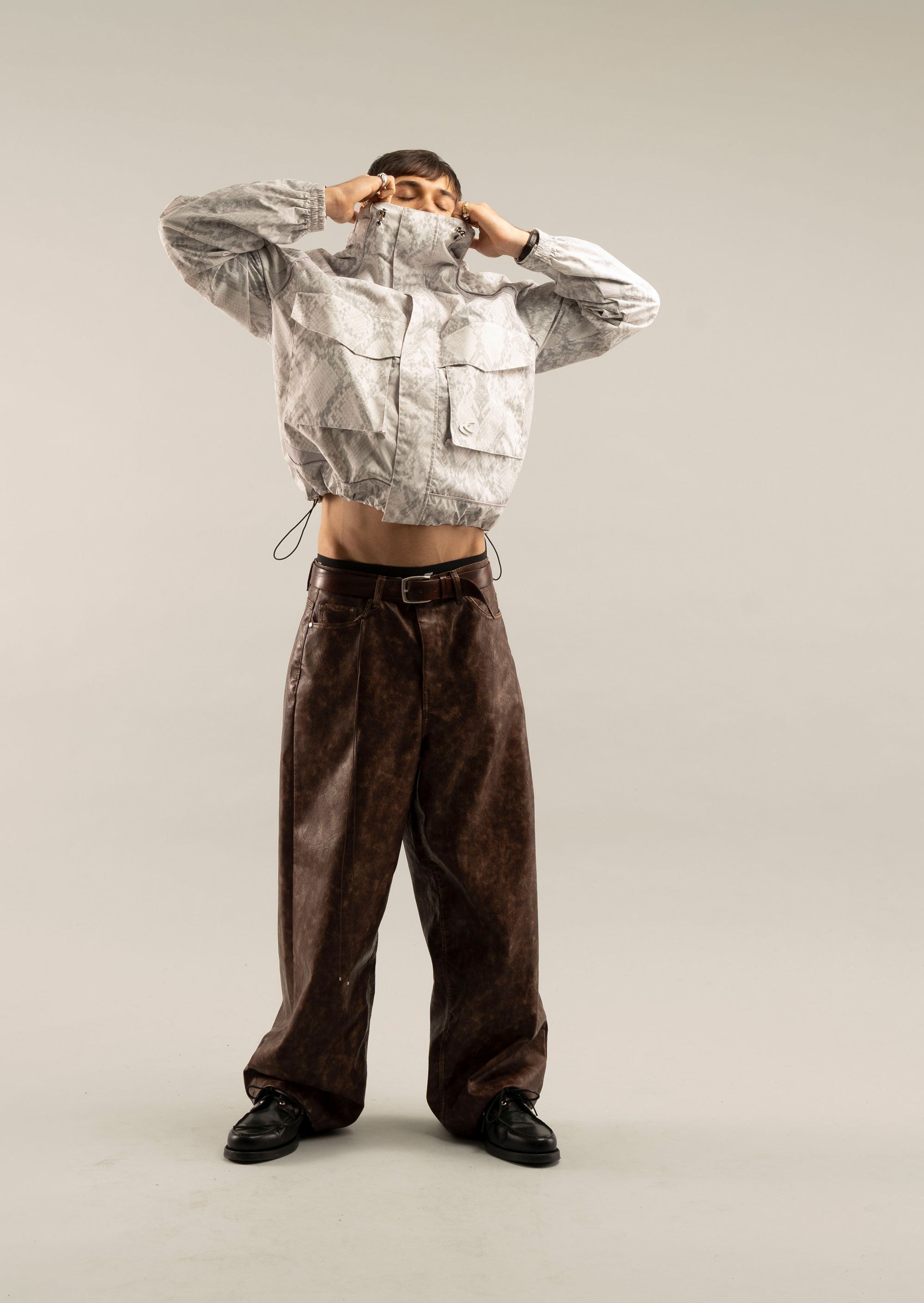 Cortavientos gris claro de serpiente