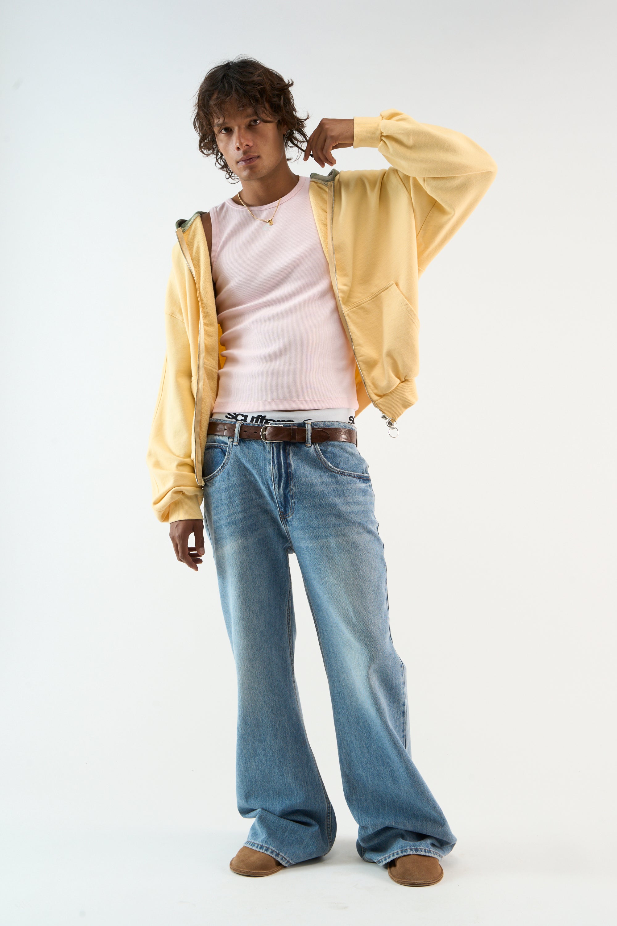 Máscara con cremallera amarilla