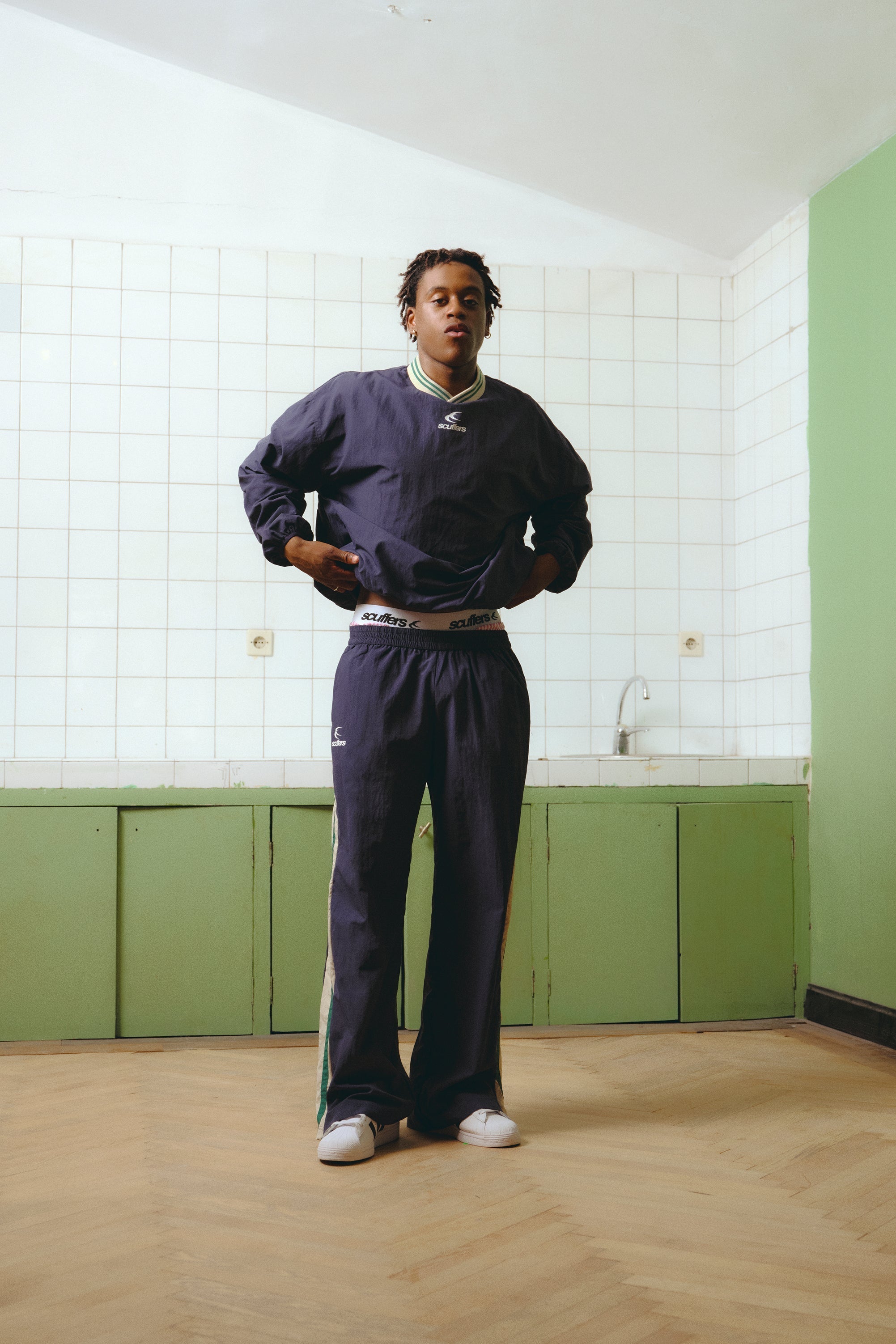 Sudadera deportiva Tech azul marino y verde con cuello redondo