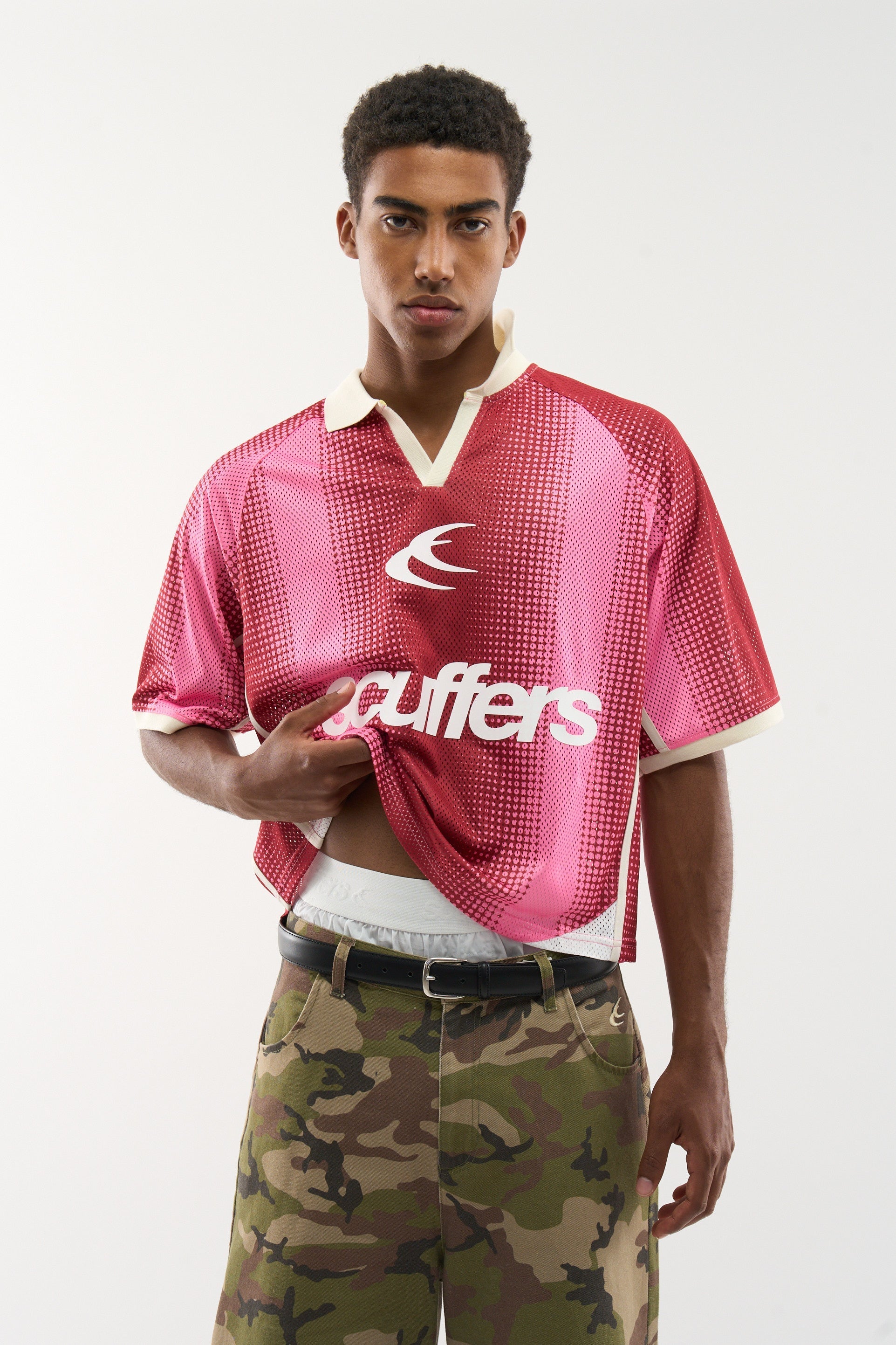 Camiseta roja y rosa de Frequency