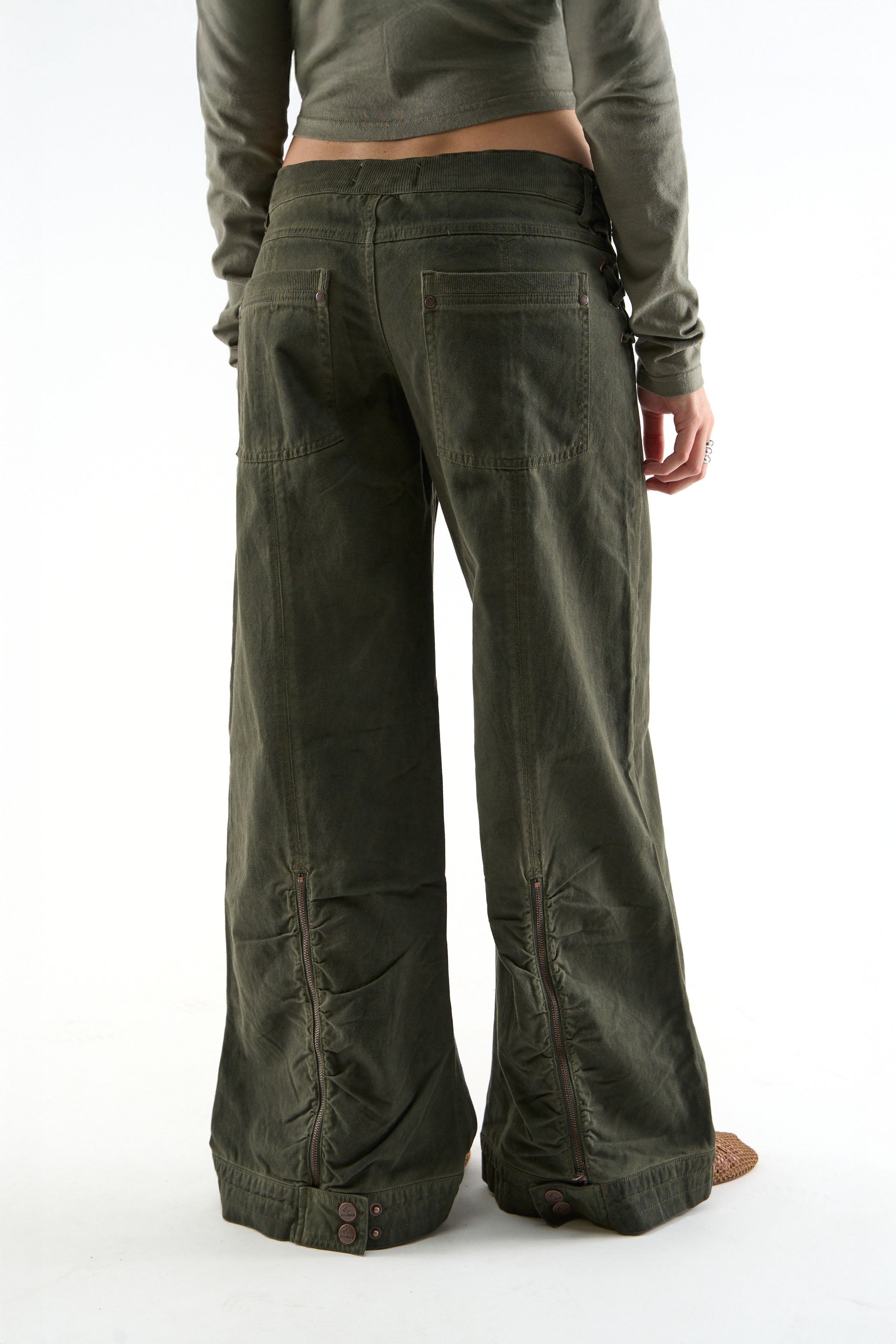 Pantalones verde polvoriento de ciudad