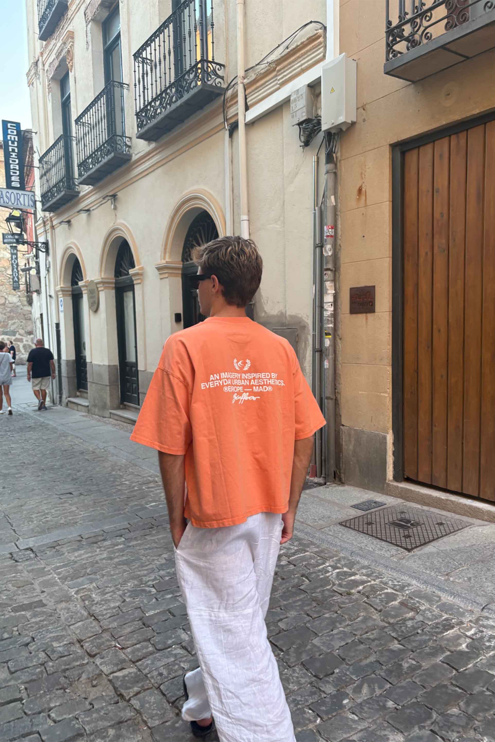 Nueva camiseta naranja de firma