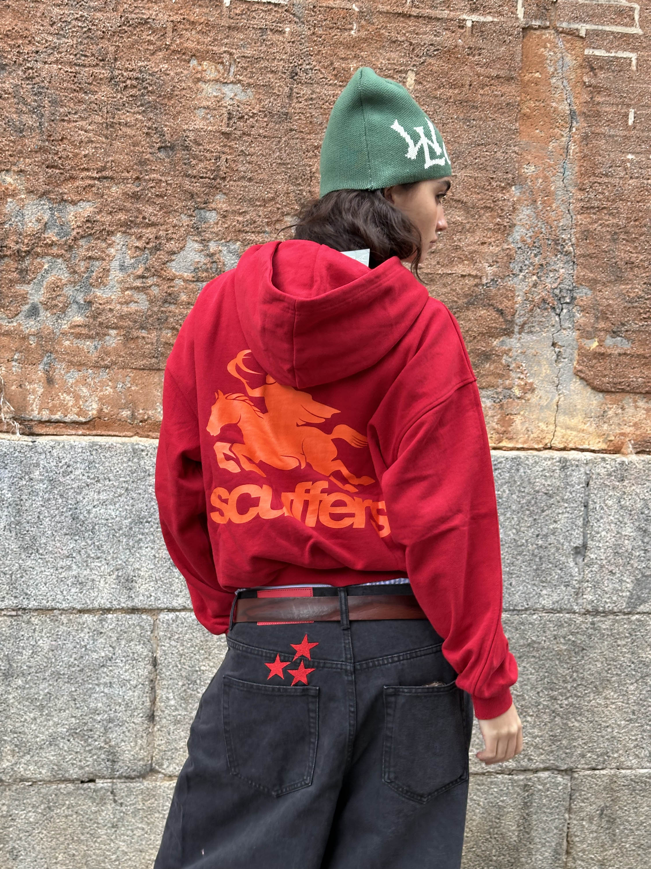 Sudadera con capucha roja con emblema