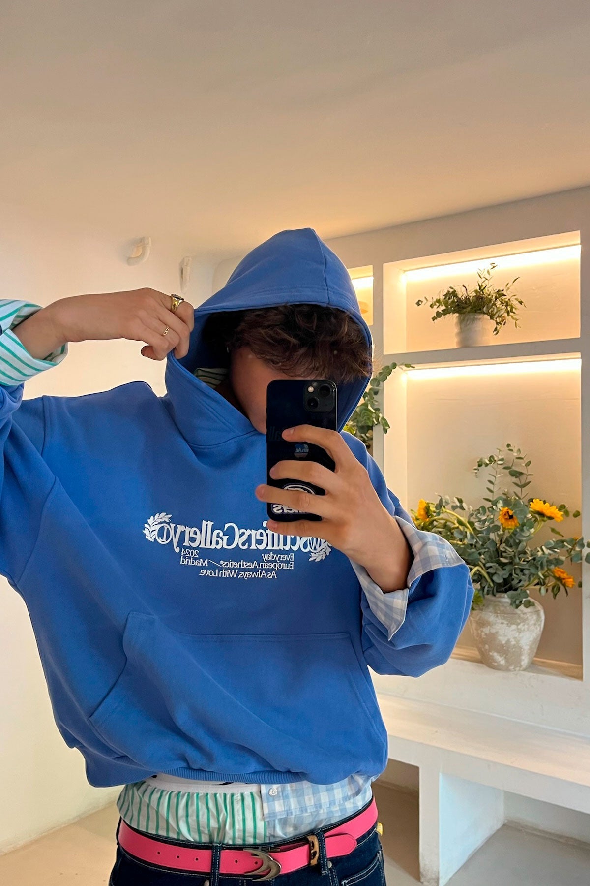 Sudadera con capucha azul de la galería