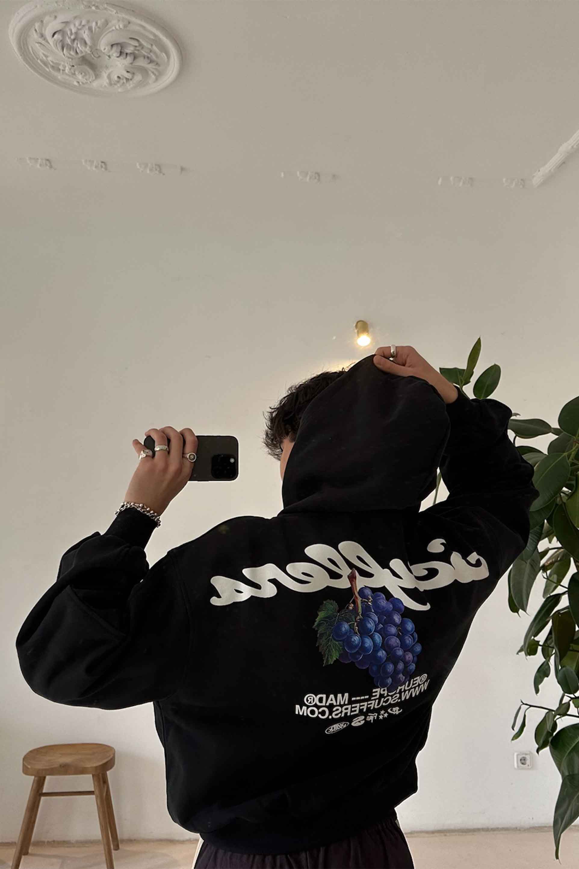 Sudadera negra tropical