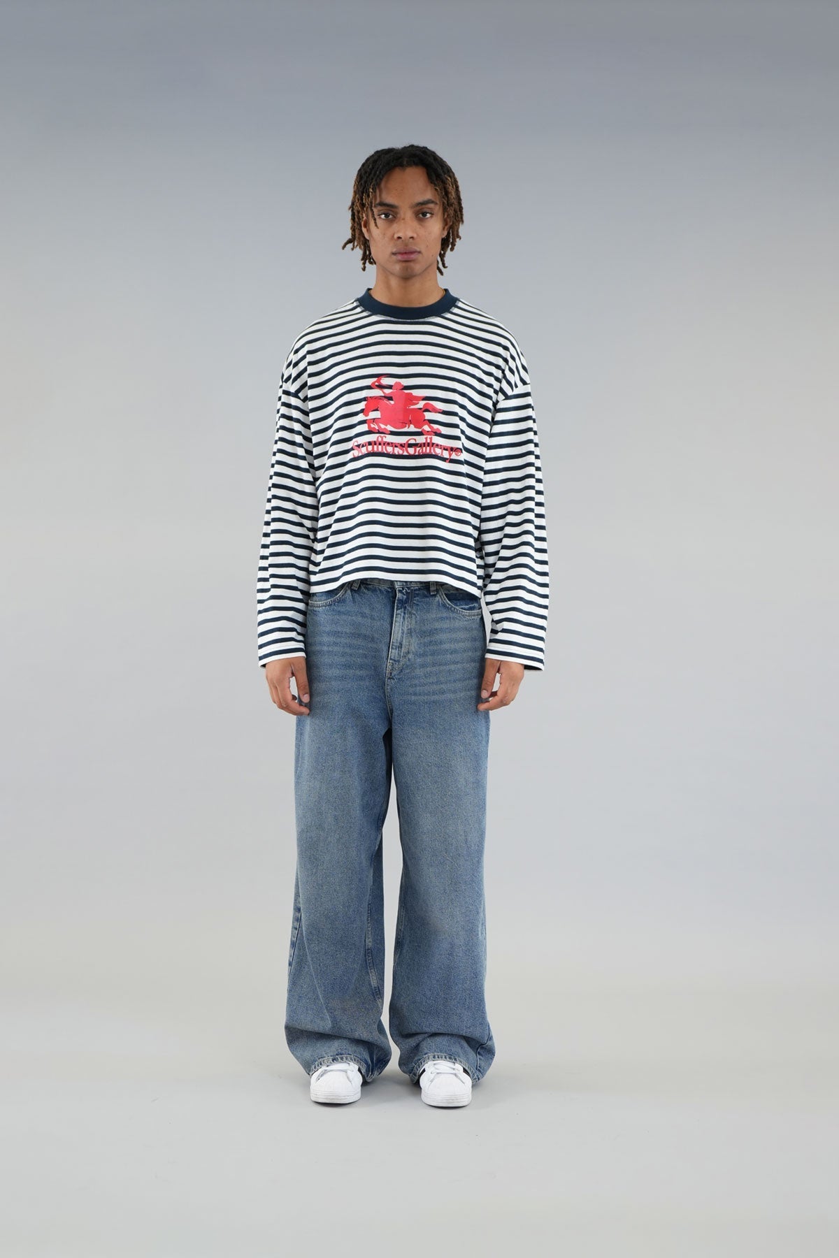 Camiseta de manga larga azul marino con rayas y emblema