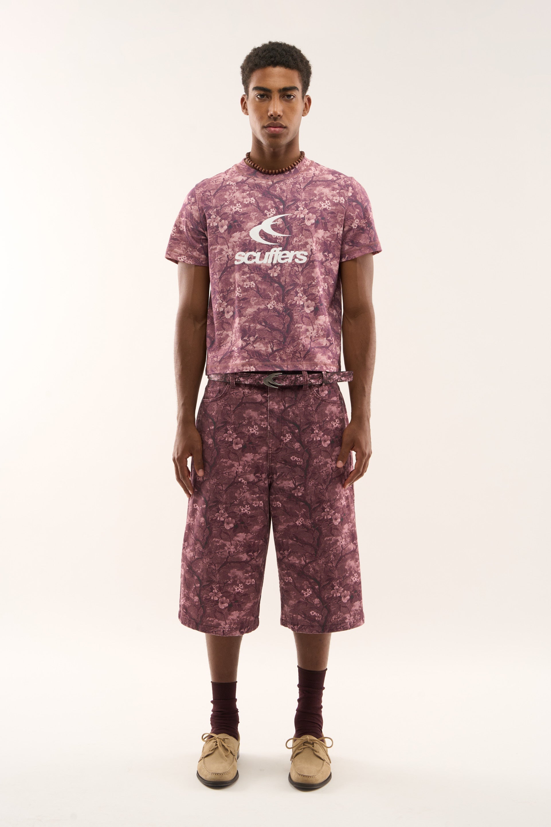 Camiseta ajustada burdeos con flores reales