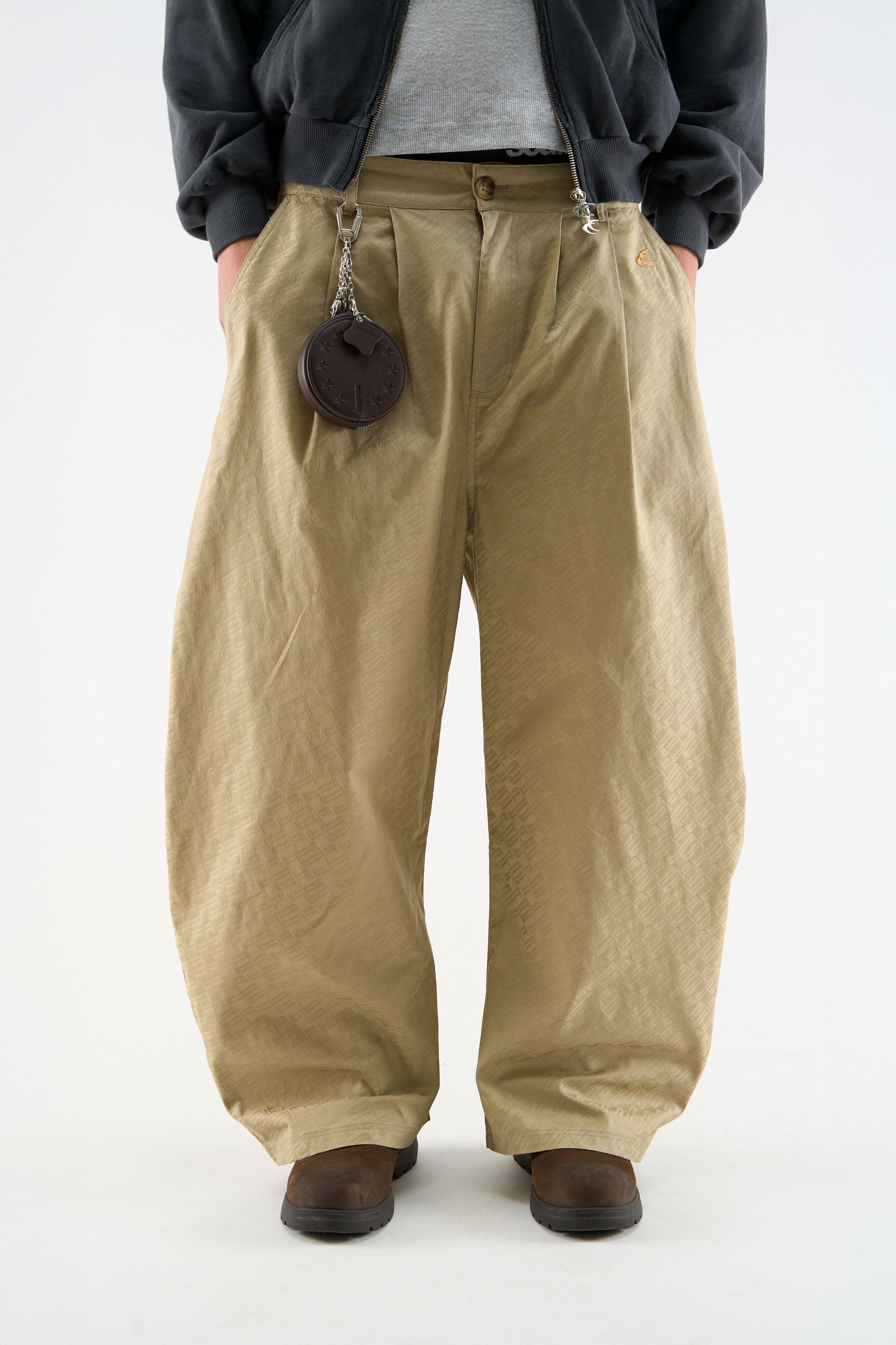Pantalones beige con monograma Shell