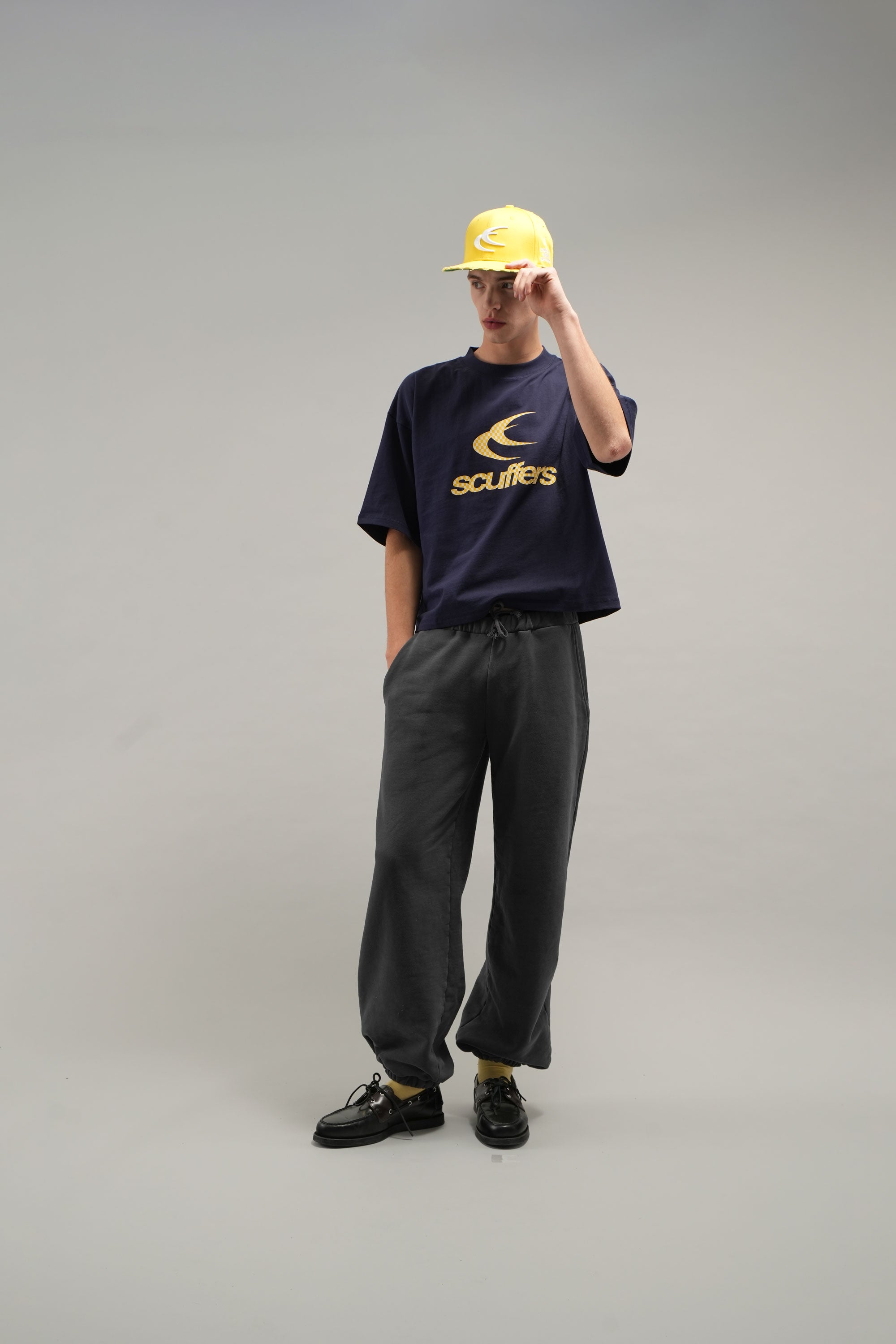 Gorra amarilla ajustada SCFF