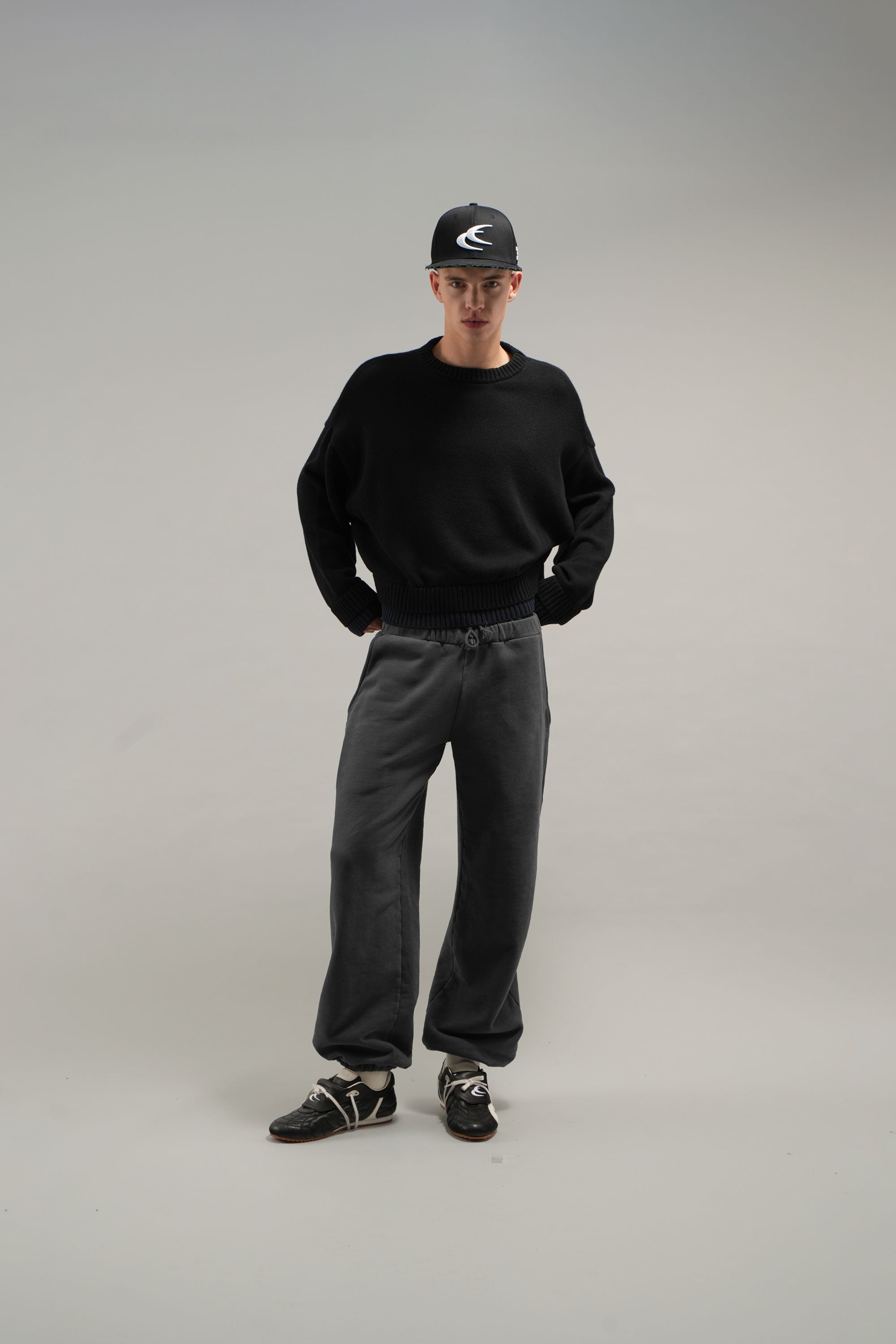 Pantalones oscuros de uso diario