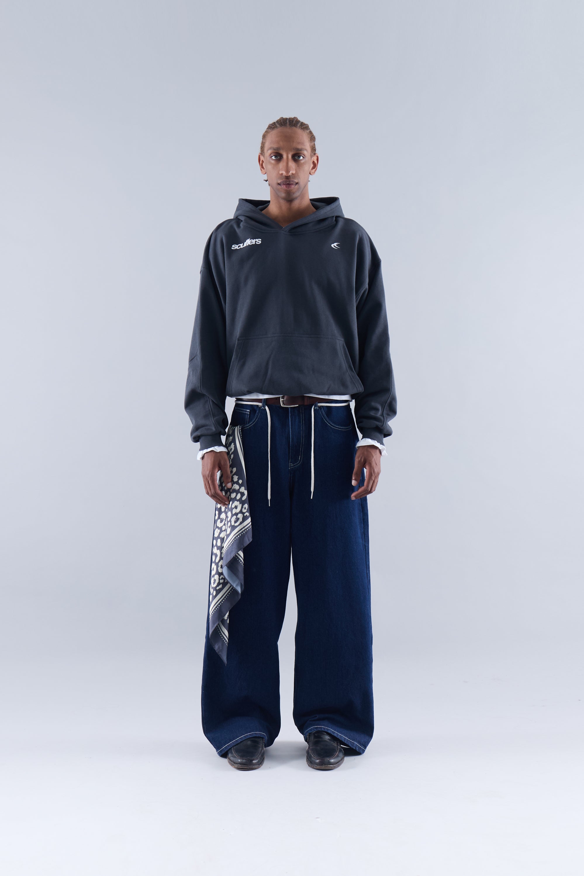 Sudadera negra con capucha de Motor Studios